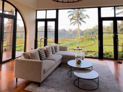 5 Potret Rumah Mertua Titi Kamal di Bali, Pemandangan Langsung Sawah