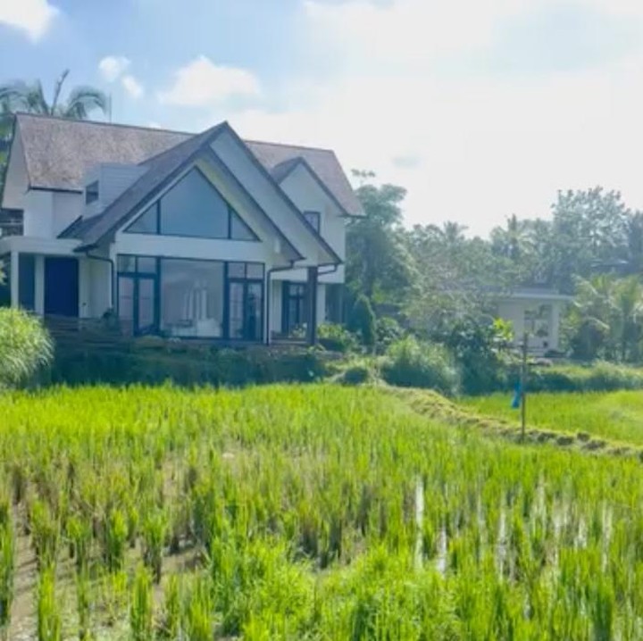<p>Rumah yang berlokasi tepatnya di Ubud itu ternyata menyuguhkan pemandangan yang indah, langsung menghadap ke sawah. &ldquo;Matahari terbit yang indah di rumah opa,&rdquo; tulis Titi, dikutip dari laman Instagram <em>@titi_kamall,</em> Selasa (18/11/2025).&nbsp;(Foto: Instagram @titi_kamall)</p>