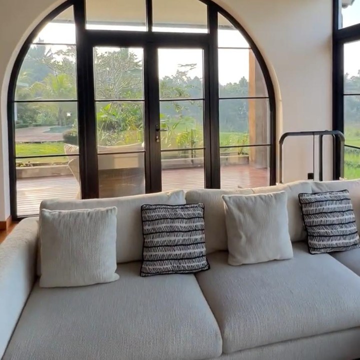 <p>Pemandangan indah dari rumah sang mertua dibagikan langsung oleh sang artis melalui sebuah video yang diunggah di akun Instagram pribadinya. Titi juga memperlihatkan setiap sudut rumah mertuanya, Bunda.&nbsp;(Foto: Instagram @titi_kamall)</p>