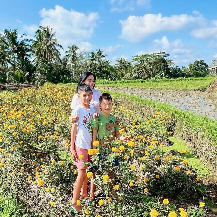 <p>Mertua Titi Kamal alias orang tua sang suami, Christian Sugiono, diketahui tinggal di Bali. Di Pulau Dewata tersebut, sang mertua memiliki rumah mewah dengan pemandangan yang indah. (Foto: Instagram @titi_kamall)</p>