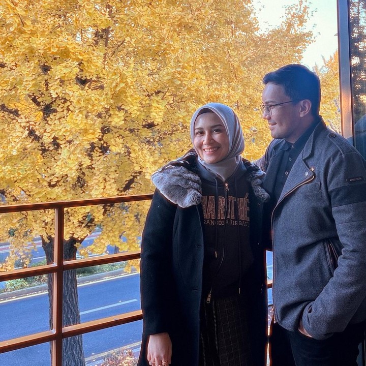 <p>Sahrul Gunawan dan sang istri, Dine Mutiara Aziz, juga sedang berada di Korea Selatan. Sahrul pun mengabadikan momen bahagia bersama Dine dengan latar belakang pohon yang dipenuhi daun berwarna kuning, yang menandakan musim gugur. &ldquo;Aku bahagia bersamamu (emotikon hati),&rdquo; tulisnya dalam bahasa Korea, dikutip dari laman Instagram <em>@sahrulgunawanofficial.&nbsp;</em>(Foto: Instagram @sahrulgunawanofficial)</p>