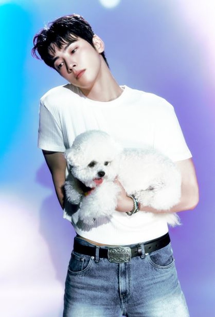 Sambil berpose dengan anjing peliharaannya, Dongdong, ia juga tampil fresh serta manis dalam balutan kaos putih dan jeans biru./ Foto: x.com/CHAEUNWOO_offcl