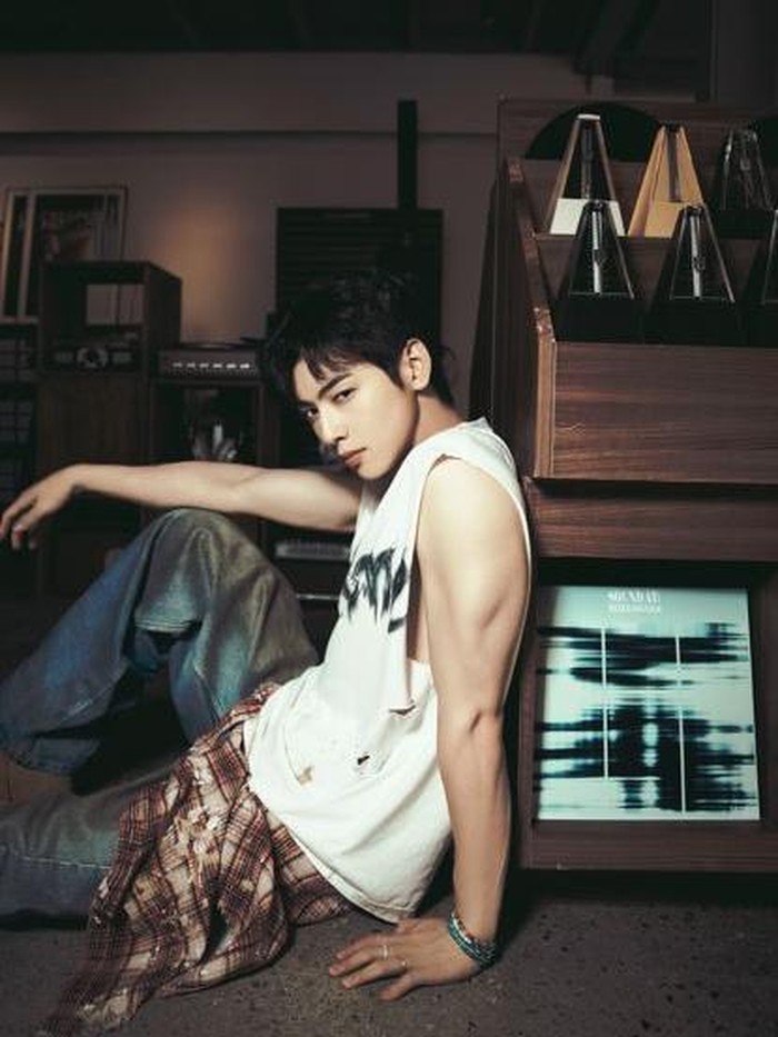 Sebagai pria kelahiran 1997, tentu waktunya melakukan tugas wajib militer. Tak terkecuali Cha Eun Woo yang telah menjalani wajib militer sejak Juli lalu, di Band Militer Angkatan Darat Korea Selatan./ Foto: x.com/CHAEUNWOO_offcl