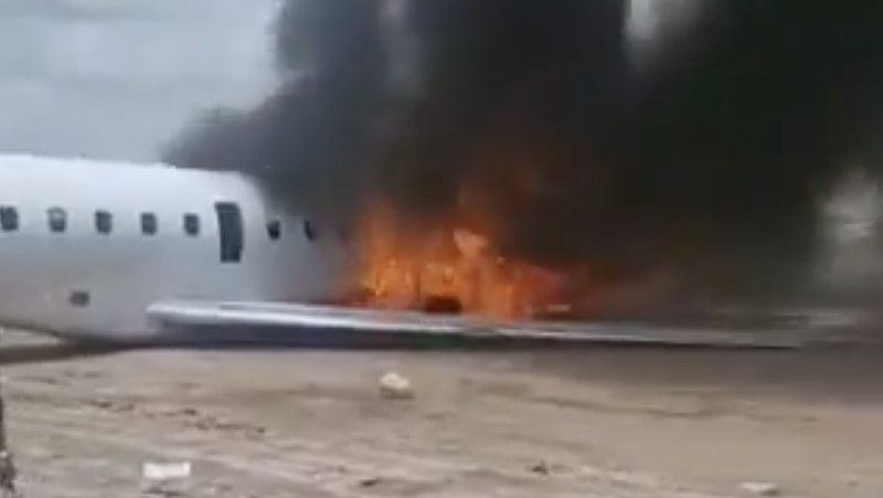 Sebuah video merekam detik-detik penumpang dan Menteri Pertambangan Kongo, Louis Watum Kabamba berserta delegasinya menyelamatkan diri usai pesawat yang mereka tumpangi keluar landasan dan terbakar saat mendarat di Kolwezi, Republik Demokratik Kongo. (Tangkapan Layar Video X/@aviationbrk)
