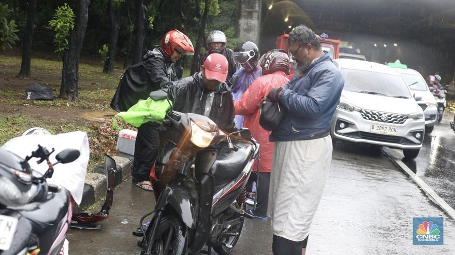 Sejumlah kendaraan melewati genangan di depan kantor Kementerian Pertahanan atau tepatnya di terowongan Halim Lama arah UKI Cawang atau Terowongan Cawang, Jakarta Timur, Selasa (18/11/2025). (CNBC Indonesia/Tias Budiarto)