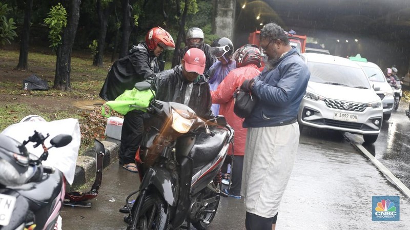 Sejumlah kendaraan melewati genangan di depan kantor Kementerian Pertahanan atau tepatnya di terowongan Halim Lama arah UKI Cawang atau Terowongan Cawang, Jakarta Timur, Selasa (18/11/2025). (CNBC Indonesia/Tias Budiarto)