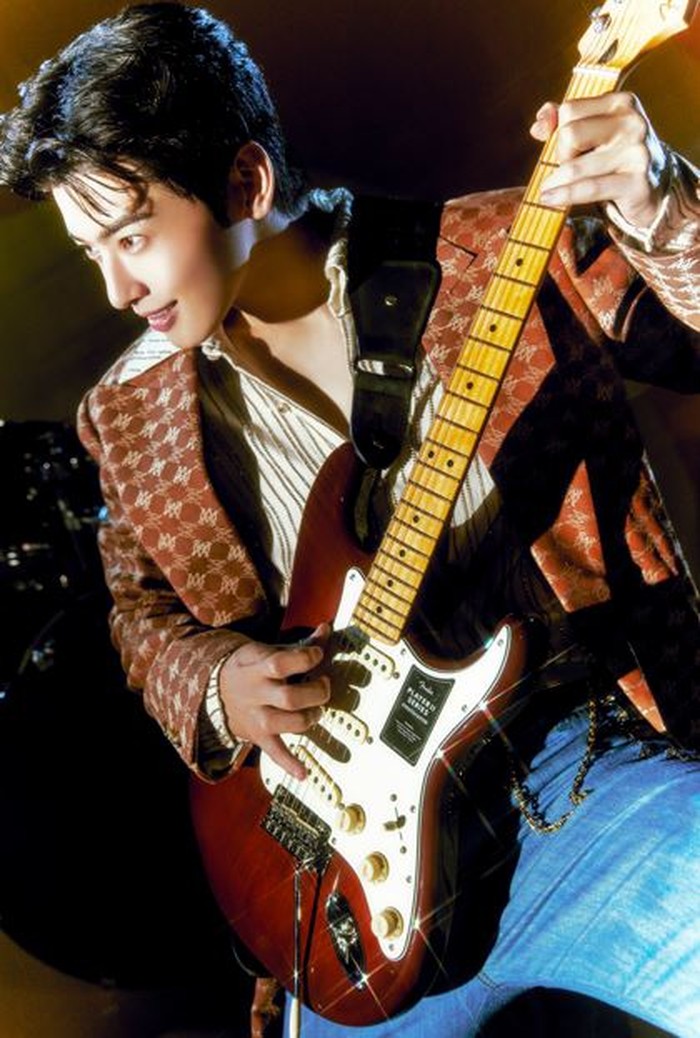 Selain lagu utama, Cha Eun Woo juga akan merilis video musik untuk lagu ‘Sweet Papaya’ pada Rabu, (26/11/2025). Foto konsep versi siang ini, menampilkan sang aktor dengan suasana funky saat berdiri di atas panggung bak adegan pesta./ Foto: x.com/CHAEUNWOO_offc