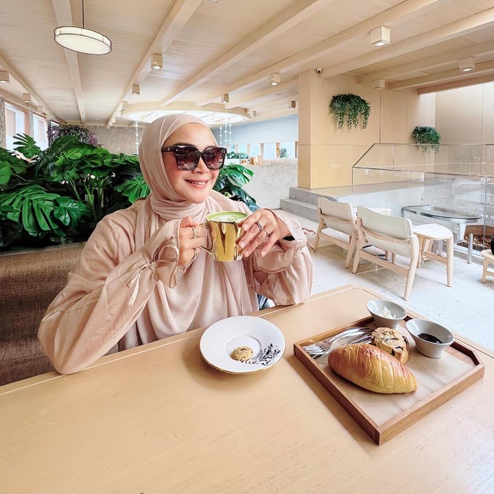 <p>Meski sudah tak aktif di dunia hiburan, Sheza masih sering membagikan aktivitasnya di media sosial. Selain potret bersama keluarga, Sheza juga kerap mengunggah aktivitasnya saat <em>me time</em> atau berkumpul dengan teman-teman. (Foto: Instagram @shezaidris)</p>