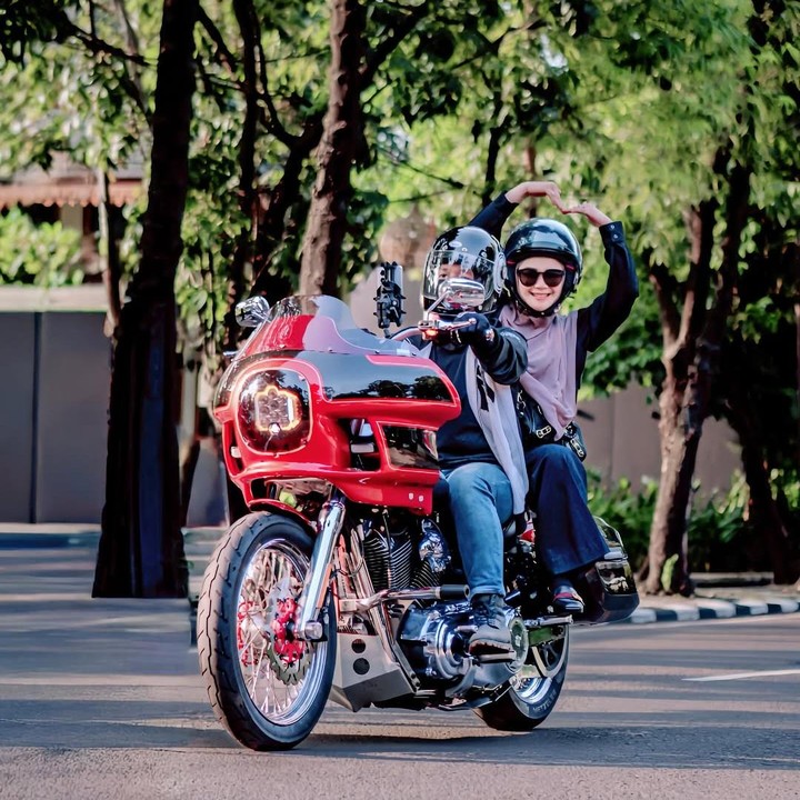 <p>Di tengah kesibukan mengurus anak, Sheza juga kerap meluangkan waktu untuk <em>quality time</em> bersama suaminya Surya Ibrahim. Belum lama ini, Sheza membagikan potretnya saat dibonceng motor oleh suami. (Foto: Instagram @shezaidris)</p>