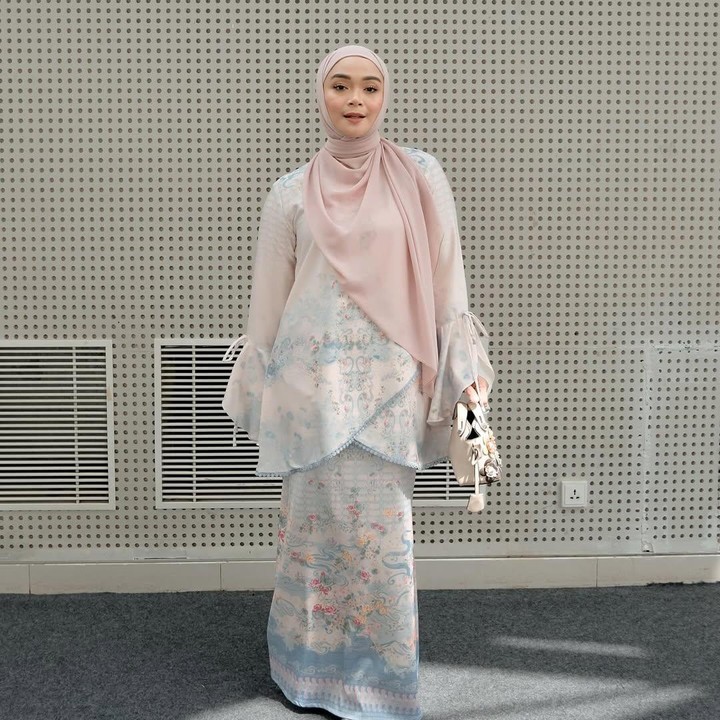 <p>Sheza terlihat datang ke acara Jakarta Fashion Week 2026. Sheza bersama teman-temannya hadir di acara <em>fashion show brand</em> pakaian muslim Ainayya. Di acara ini, Sheza tampil cantik mengenakan baju muslim terusan putih bermotif bunga dengan jilbab warna <em>peach</em> muda. (Foto: Instagram @shezaidris)</p>