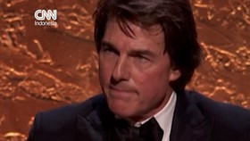 Momen Tom Cruise Terima Oscar Pertamanya