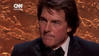 Momen Tom Cruise Terima Oscar Pertamanya