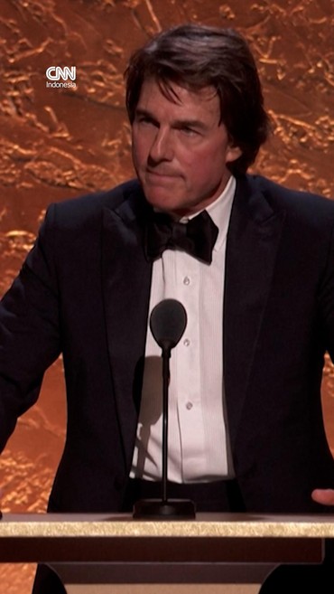 Momen Tom Cruise Terima Oscar Pertamanya