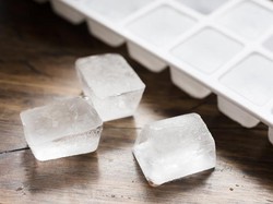 Cara Membedakan Es Batu dari Air Matang dan Air Mentah, Jernih atau Keruh?