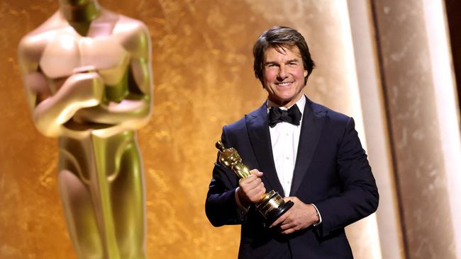 Setelah berkecimpung dalam dunia film sejak 1981, akhirnya Tom Cruise menerima piala Oscar pertamanya.