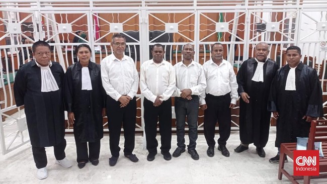 Majelis hakim PN Makassar menjatuhkan vonis 7 bulan penjara kepada empat terdakwa kasus makar di Papua, lebih ringan dari tuntutan JPU.