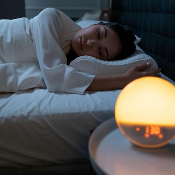 5 Ciri Kepribadian Orang yang Suka Tidur dengan Lampu Menyala