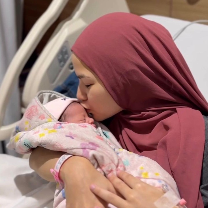 <p>Melalui unggahan di laman Instagramnya, Marsha membagikan sejumlah potretnya usai melahirkan di rumah sakit Brawijaya. Marsha pun membeberkan nama sang putri, yakni Kagiya. "Selamat datang di dunia bayiku yang cantik Kagiya," tulis Marsha. (Foto: Instagram @marshanatika)</p>