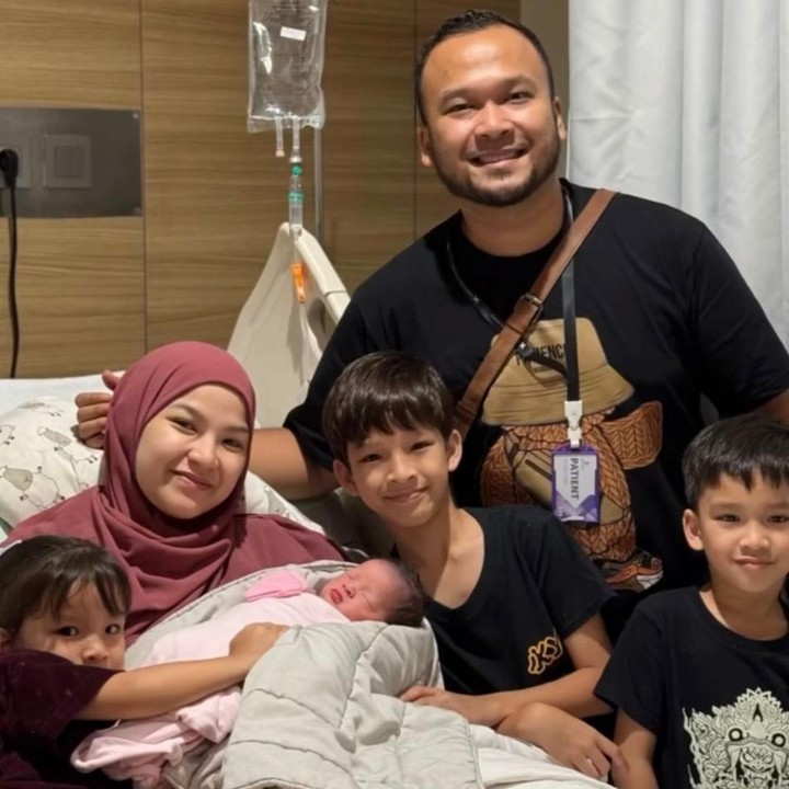 <p>Adik dari artis cantik Zaskia Adya Mecca, Marsha Natika belum lama ini melahirkan anak keempatnya, Bunda. Si Kecil yang berjenis kelamin perempuan ini lahir pada 7 November 2025. (Foto: Instagram @marshanatika)</p>