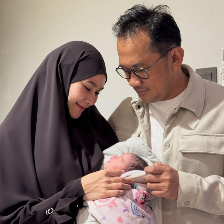 <p>Sebagai kakak dari Marsha, Zaskia Adya Mecca bersama dengan suaminya Hanung Bramantyo datang berkunjung ke rumah sakit untuk melihat keponakan baru mereka dan memberikan dukungan penuh kepada sang adik. "Selamat datang di keluarga kitaaa Kagiya sayaaaang. Tumbuh sehat dan bahagia selaluuu," kata Zaskia melalui <em>caption</em> di Instagramnya. (Foto: Instagram @marshanatika)</p>