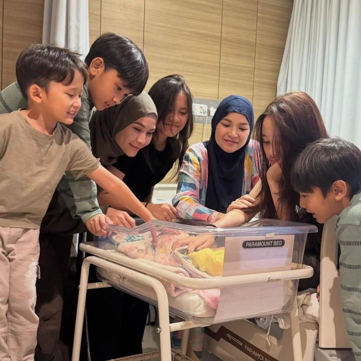 <p>Tak hanya datang berdua, Zaskia juga memboyong kelima anaknya untuk menyambut kelahiran anak keempat Marsha Natika. Putra-putrinya pun tampak sangat antusias bisa melihat langsung kehadiran Si Kecil yang mereka nantikan itu, Bunda. (Foto: Instagram @marshanatika)</p>