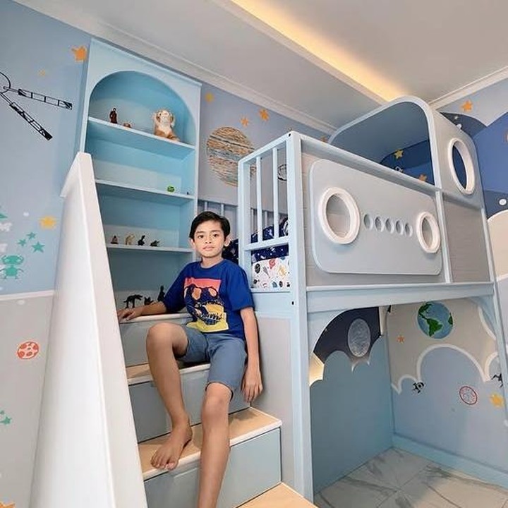<p>Sebagai orang tua, tentunya kita ingin memberikan yang terbaik untuk Si Kecil, begitu pula yang juga dilakukan oleh artis Melody Prima. Ia menyulap kamar putra sulungnya, Achmad Ibrahim Al-Khalifi, menjadi kamar idaman anak laki-laki. Potret ini pun dibagikan oleh Melody lewat unggahannya di Instagram. (Foto: Instagram @melodyprima)</p>