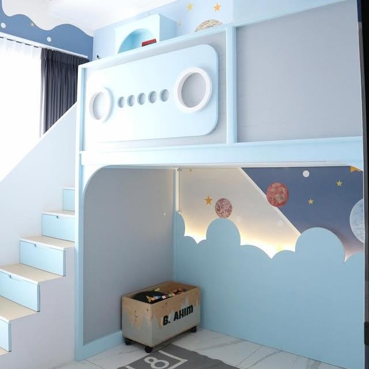 <p>Bunda tiga anak ini memperlihatkan kamar putranya yang estetik bertema luar angkasa. Tempat tidur kamar sang anak pun dibuat dengan model <em>bunk bed</em> alias tingkat. Melalui unggahannya, Melody bercerita bahwa merancang kamar anaknya ternyata tak semudah yang dibayangkan, Bunda. "Menurutku mendesign kamar anak itu cukup <em>tricky</em>. Mulai dari menyesuaikan dengan selera anak, warna yg disukai anak, juga menyelaraskan dengan kepribadian dan kebutuhan anak, tapi tentunya tetap <em>long last</em> serta bisa menyesuaikan tumbuh kembang anak kita," tulisnya melalui Instagram. (Foto: Instagram @melodyprima)</p>