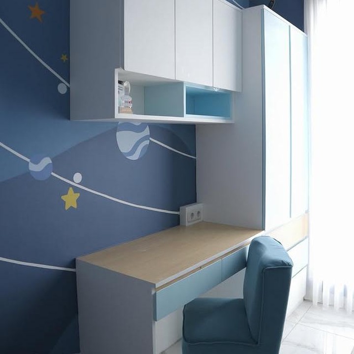 <p>Tak hanya itu saja, kamar anak Melody Prima juga dilengkapi dengan meja belajar minimalis yang nyaman untuk sang anak berkegiatan, Bunda. Cahaya alami pun masuk dengan leluasa berkat jendela besar di kamarnya. (Foto: Instagram @melodyprima)</p>
