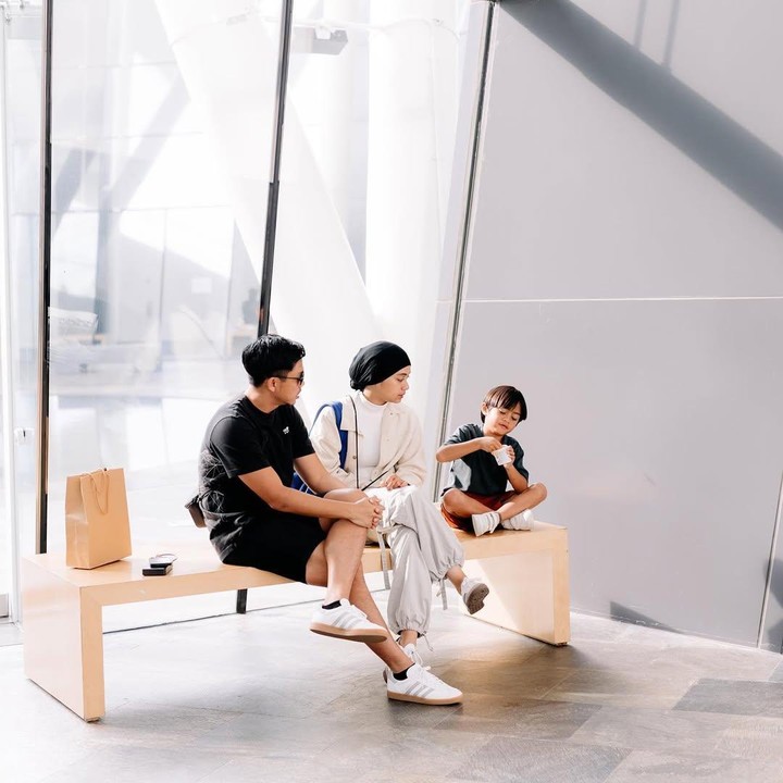 <p>Lama tak muncul di layar kaca, pasangan Ayudia Bing Slamet dan Ditto Percussion kini telah menetap di Pulau Dewata Bali sejak 2019. Meski vakum dari dunia hiburan, keduanya masih aktif berbagi kegiatan sehari-hari di media sosial. (Foto: Instagram @dittopercussion)</p>