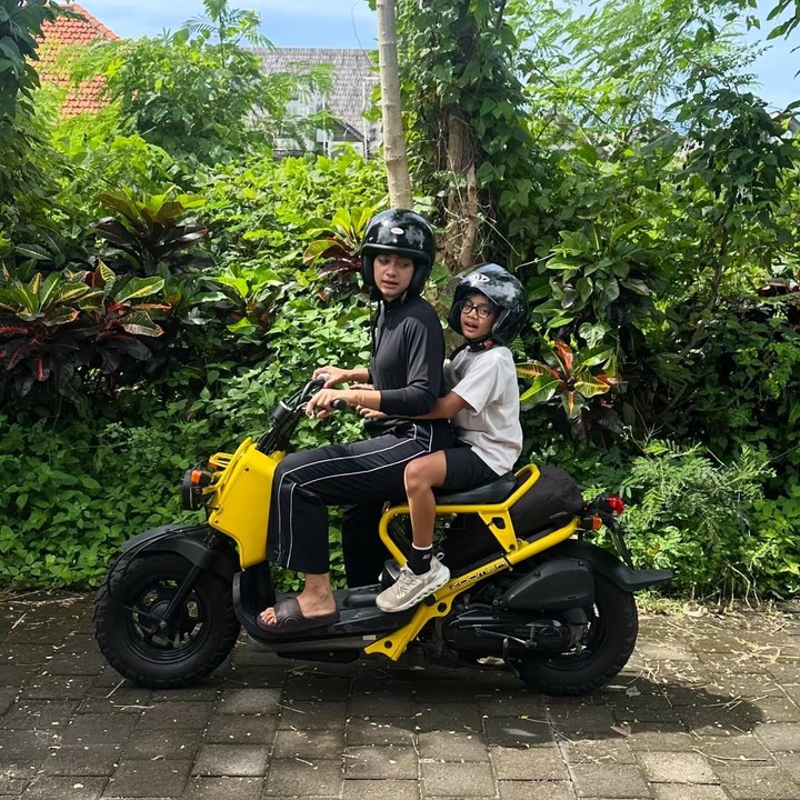 <p>Di tengah kesibukkannya menjalani bisnis, Ayudia dan Ditto selalu meluangkan waktu untuk mengantar Sekala ke sekolah. Baru-baru ini, Ditto pun mengungkap bahwa sang istri sedang belajar motor. (Foto: Instagram @dittopercussion)</p>