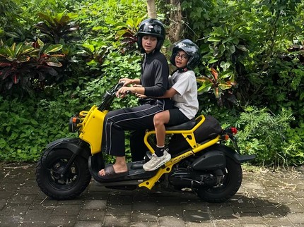 Potret Ayudia Jadi Warlok Bali, Akhirnya Belajar Naik Motor Demi Antar Anak Sekolah
