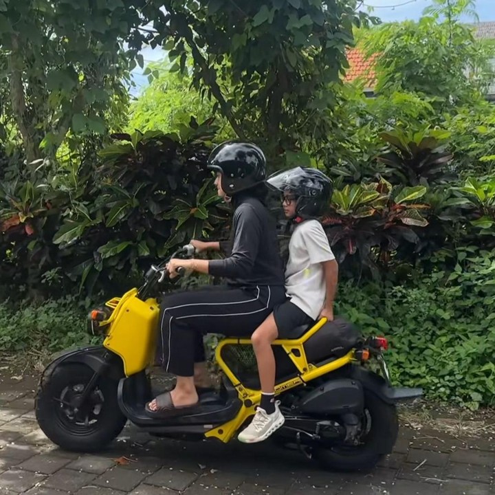<p>Usahanya itu tentu membuahkan hasil, Bunda. Sang aktris akhirnya bisa mengendarai motor dengan penuh kehati-hatian. &ldquo;Akhirnyaaa bisaa terus dianterin pasti seneng banget ni anak hahaha,&rdquo; tutur Ditto. (Foto: Instagram @dittopercussion)</p>