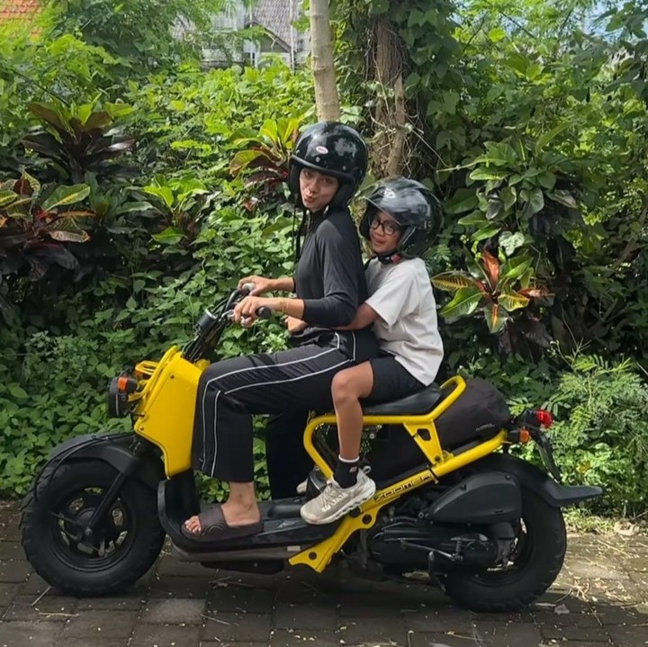 <p>Bukan tanpa alasan, hal itu dilakukan Ayudia karena sang putra yang meminta langsung. &ldquo;Baru kali ini ada yang belajar keras untuk sesuatu ahahaha mama ncipo direquest anak bayiii suruh belajar motor karena semua emak temennya bisa bawa motor,&rdquo; tulis Ditto, dikutip dari laman Instagram <em>@dittopercussion,</em> Rabu (19/11/2025). (Foto: Instagram @dittopercussion)</p>