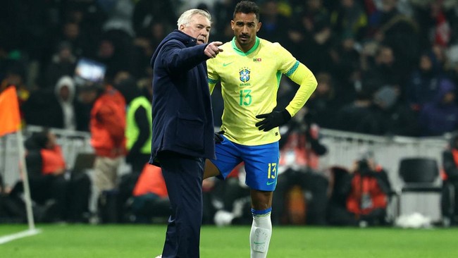 Carlo Ancelotti memberikan penjelasan soal performa timnas Brasil usai bermain imbang 1-1 lawan Tunisia pada laga uji coba FIFA Matchday, Selasa (18/11).