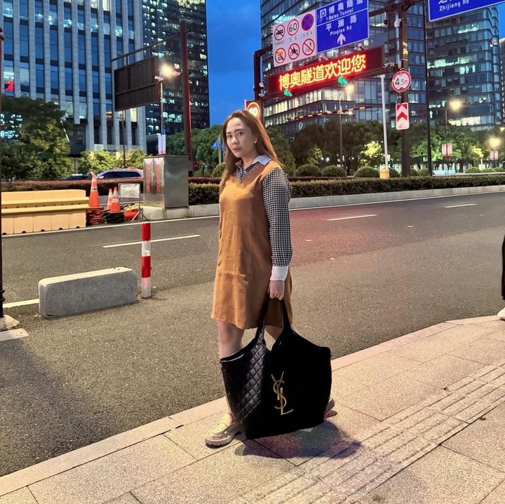 <p>Pada 22 Oktober lalu, Chikita Meidy merayakan ulang tahun ke-35. Di hari spesial tersebut, Chikita Meidy mengunggah video saat keluarga merayakan ulang tahunnya. Dalam <em>postingan</em> ini, ia juga menuliskan doa dan harapannya. "Terima Kasih Ya Allah. Tonggak sejarah kehidupan adalah latihan menuju kedewasaan diri sebenarnya.. 35 bukanlah sekedar angka..tetapi fase kehidupan dari pengalaman, perjalanan &amp; pencapaian hidup. Selamat ulang Tahun Chika. Semoga selalu berdikari, berintegritas, &amp; mampu melewati segala onak dan duri kehidupan ini dengan cara yang tidak biasa. Karena chika luar biasa maka tidak mudah untuk dibinasakan," tulisnya. (Foto: Instagram @chikitameidy)</p>