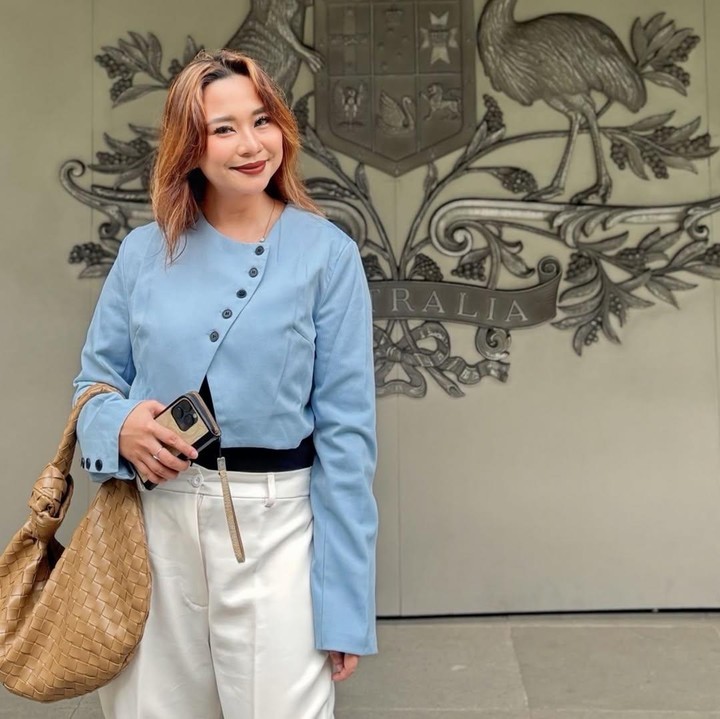 <p>Chikita Meidy belakangan juga mulai aktif lagi di media sosial dan membagikan potret kesehariannya, termasuk aktivitasnya yang mulai kembali bekerja. "Aku ngejar semua pendingan kerjaan yang tertunda dari klien-klien yang kemarin sempat ada <em>project</em> enggak jalan. Sekarang dijalanin. Aku jadi lebih kerja banget sih. Aku bukan cari <em>job</em>, sekarang lebih kayak kerja cerdas saja. <em>Alhamdulillah</em> banyak tawaran kerjaaan di luar ekspektasi. Jadi makanya aku sekarang sudah bisa jalan sendiri, enggak didampingi siapa-siapa," ungkap perempuan 35 tahun ini, dilansir <em>YouTube insertlive</em>. (Foto: Instagram @chikitameidy)</p>