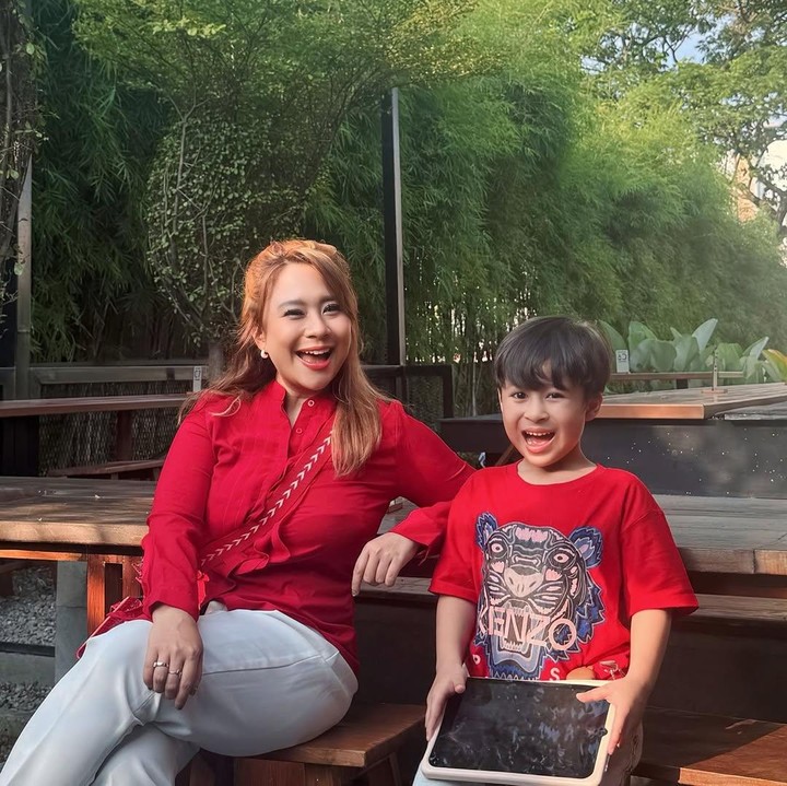 <p>Mantan penyanyi cilik Chikita Meidy resmi bercerai dari Indra Adhitya pada 28 Oktober 2025. Setelah putusan cerai, Chikita Meidy menjalani peran barunya sebagai <em>single mother</em> dari anak semata wayangnya Javier Raesha Adhitya. (Foto: Instagram @chikitameidy)</p>