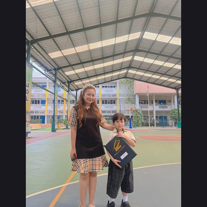 <p>Chikita Meidy mengaku sempat terpuruk karena masalah rumah tangganya. Namun, ia kini lega karena masalah tersebut telah berakhir dan perlahan mulai kembali menata hidup bersama keluarga. "Sempat <em>drop</em> juga, sempat enggek enak badan. Tapi senang akhirnya sudah mulai <em>solawatin</em> rumah untuk dijaga keamanannya, kenyamanannnya, karena aku cuma tinggal berdua dan keluarga juga sudah pada mulai aktivitas," katanya. (Foto: Instagram @chikitameidy)</p>