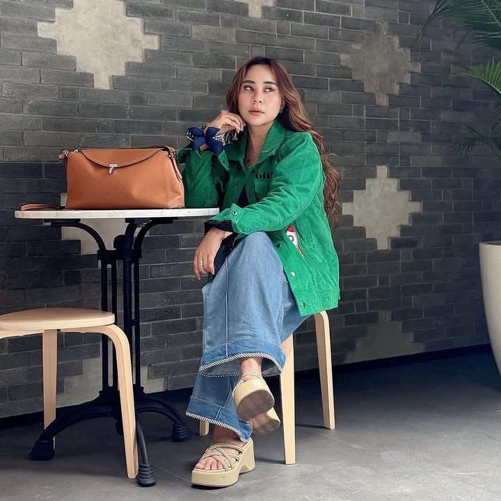 <p>Sejak menjadi Bunda, Chikita Meidy memang lebih banyak menghabiskan waktunya dengan keluarga. Ia juga diketahui membangun beberapa bisnis. Dalam keterangan di akun Instagram, Chikita Meidy menuliskan beberapa pekerjaan yang kini dijalaninya. Salah satunya adalah perencana keuangan dan bisnis. Dunia bisnis memang bukan hal baru bagi Chikita Meidy. Bunda satu anak ini pernah menimba ilmu di jurusan ekonomi. Pada tahun 2017, ia berhasil meraih gelar S2 di bidang manajemen. (Foto: Instagram @chikitameidy)</p>