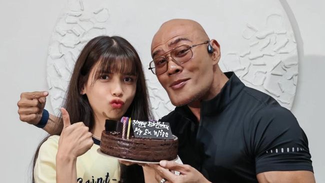 Deddy Corbuzier Rayakan Ultah Sabrina Chairunnisa, Tulisan di Kue Jadi Sorotan