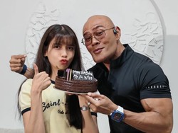 Deddy Corbuzier Rayakan Ultah Sabrina Chairunnisa, Tulisan di Kue Jadi Sorotan