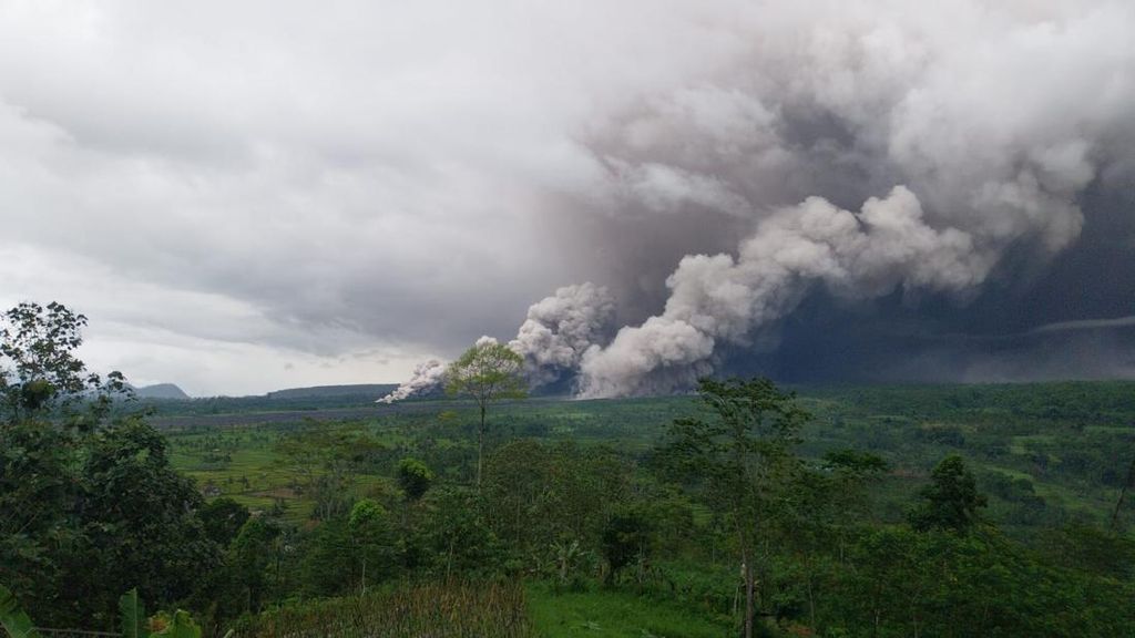 Gunung Semeru Kembali Erupsi, Semburkan Abu Setinggi 1,2 Km