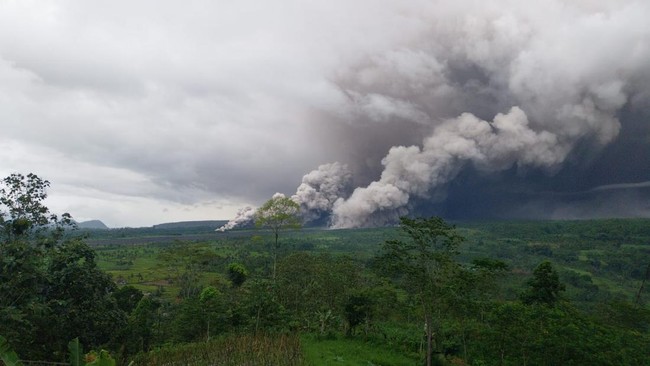 Gunung Semeru di Lumajang erupsi dengan awan panas mencapai 8,5 km. Aktivitas meningkat ke Level III (Siaga) tanpa korban. Akses ditutup.