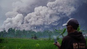 Langit Sekitar Gunung Semeru Gelap Gulita, Bau Belerang Menyengat