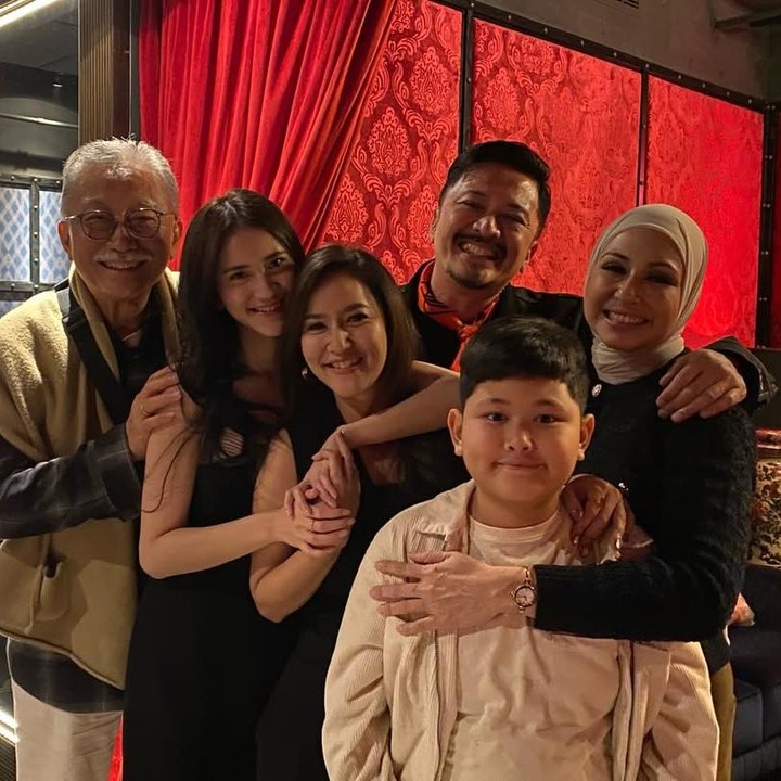 <p>Bukan hanya ayah dan bunda, perayaan ulang tahun Leya juga dimeriahkan dengan kehadiran ibu sambung, Deswita Maharani, dan kakeknya. Bahkan, teman-temannya dari Geng Cinta dalam film <em>Rangga &amp; Cinta</em> juga ada, lho.&nbsp;(Foto: Instagram @harleyavaprincy)</p>