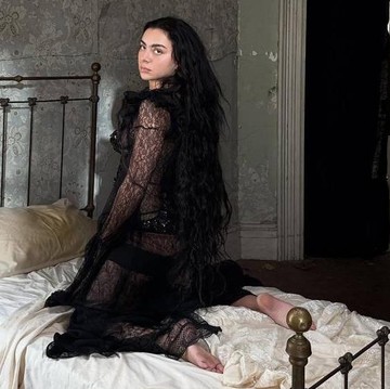 Kenalan dengan Bronte Waves Hair, Tren Gaya Rambut ala Dark Romantic yang Populer