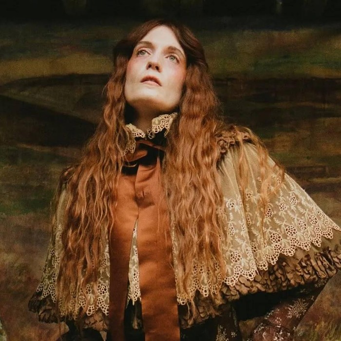 Brontë Waves Hair merupakan gaya rambut bergelombang longgar yang terinspirasi dari suasana gothic-romantic ala karya Brontë Sisters.