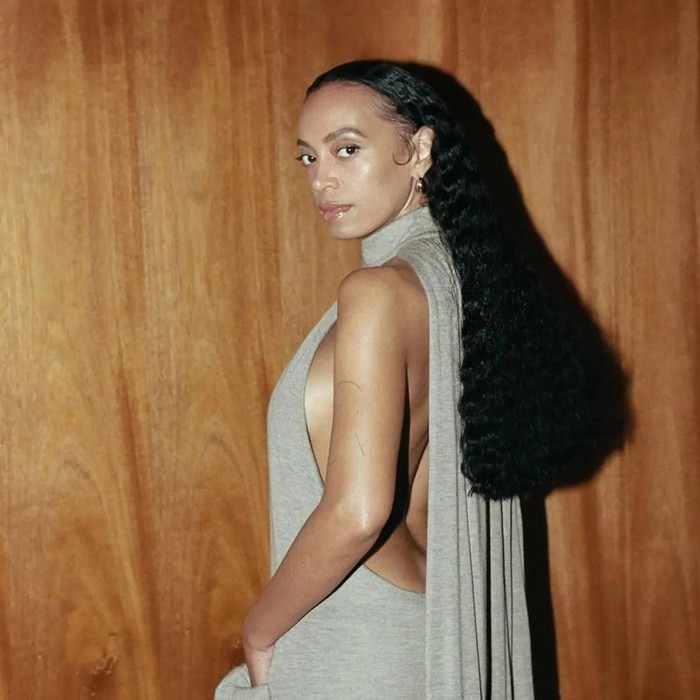 Gaya rambut Brontë Waves menjadi populer belakangan ini karena memiliki vibe ‘dark romance’ dan estetika gothic-soft yang sedang naik daun, terutama di media sosial. Banyak orang mulai suka tampilan yang terlihat effortless namun tetap dramatis.