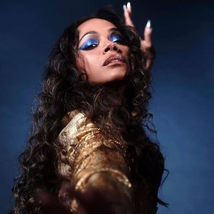 Untuk membuat Brontë Waves, rambut biasanya ditata mulai dari kondisi lembap dengan bantuan curl cream atau mousse ringan untuk memberi tekstur.