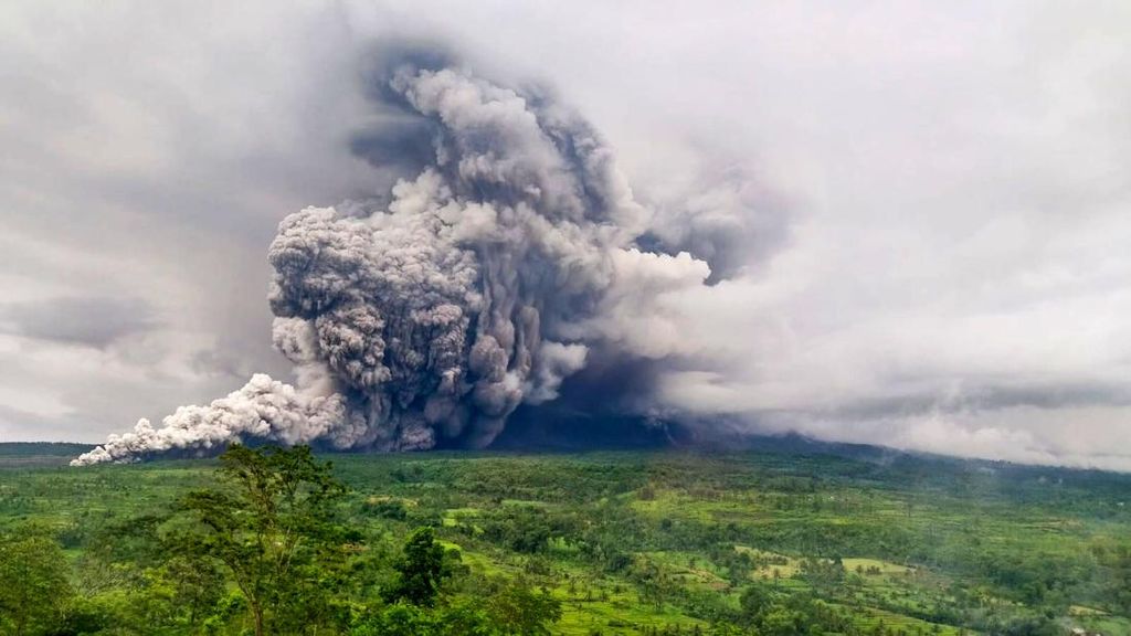 Gunung Semeru Erupsi dan Muntahkan Awan Panas Guguran Sabtu Malam